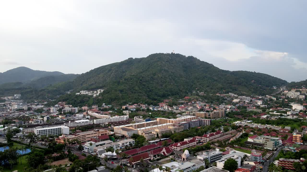 vuelo aéreo sobre el área urbana de la isla de phuket