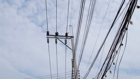 Poste-De-Alambre-De-Hormigón-En-Bangkok,-Tailandia,-Con-Un-Cielo-Nublado