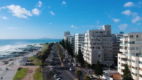 una toma aérea del océano y la zona residencial de la costa atlántica de ciudad del cabo