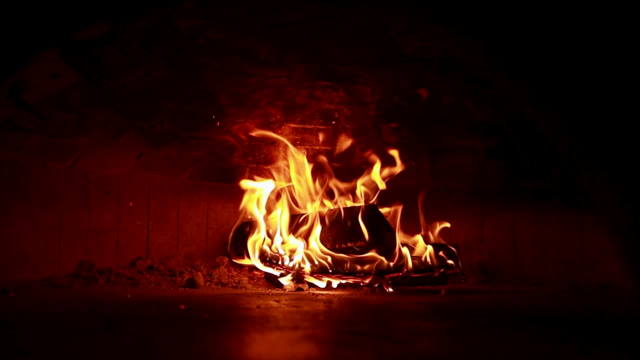 quemando leña en un horno de pizza