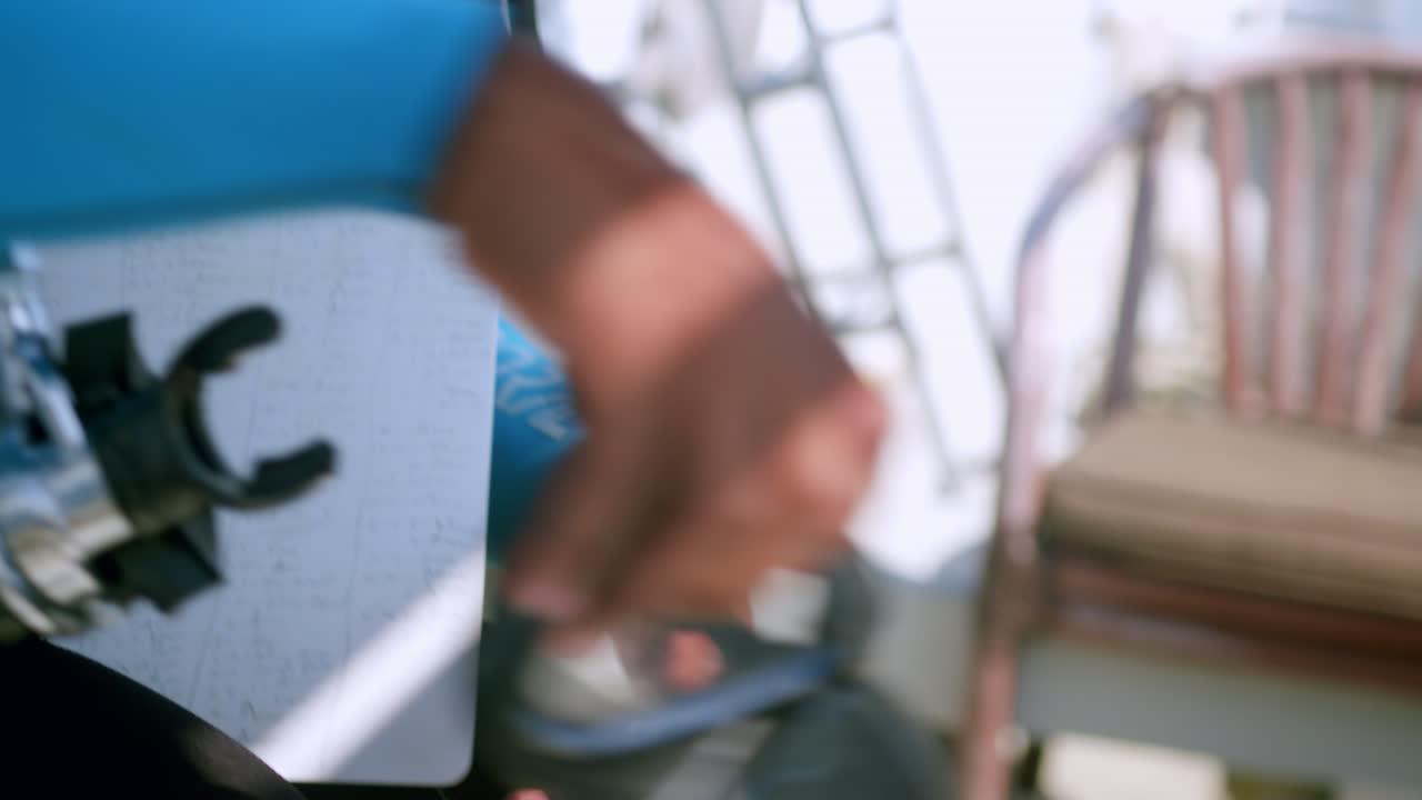 retrato de un joven afroamericano que se pone una máscara de buceo, preparándose para el buceo