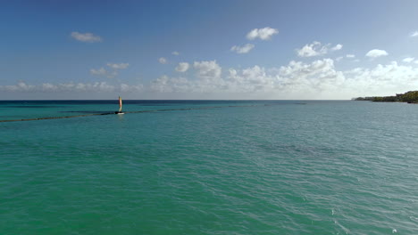 navegación recreativa en catamarán pequeño en el mar caribe turquesa en república dominicana, diversión en la playa y deportes acuáticos, estilo de vida vacacional activo