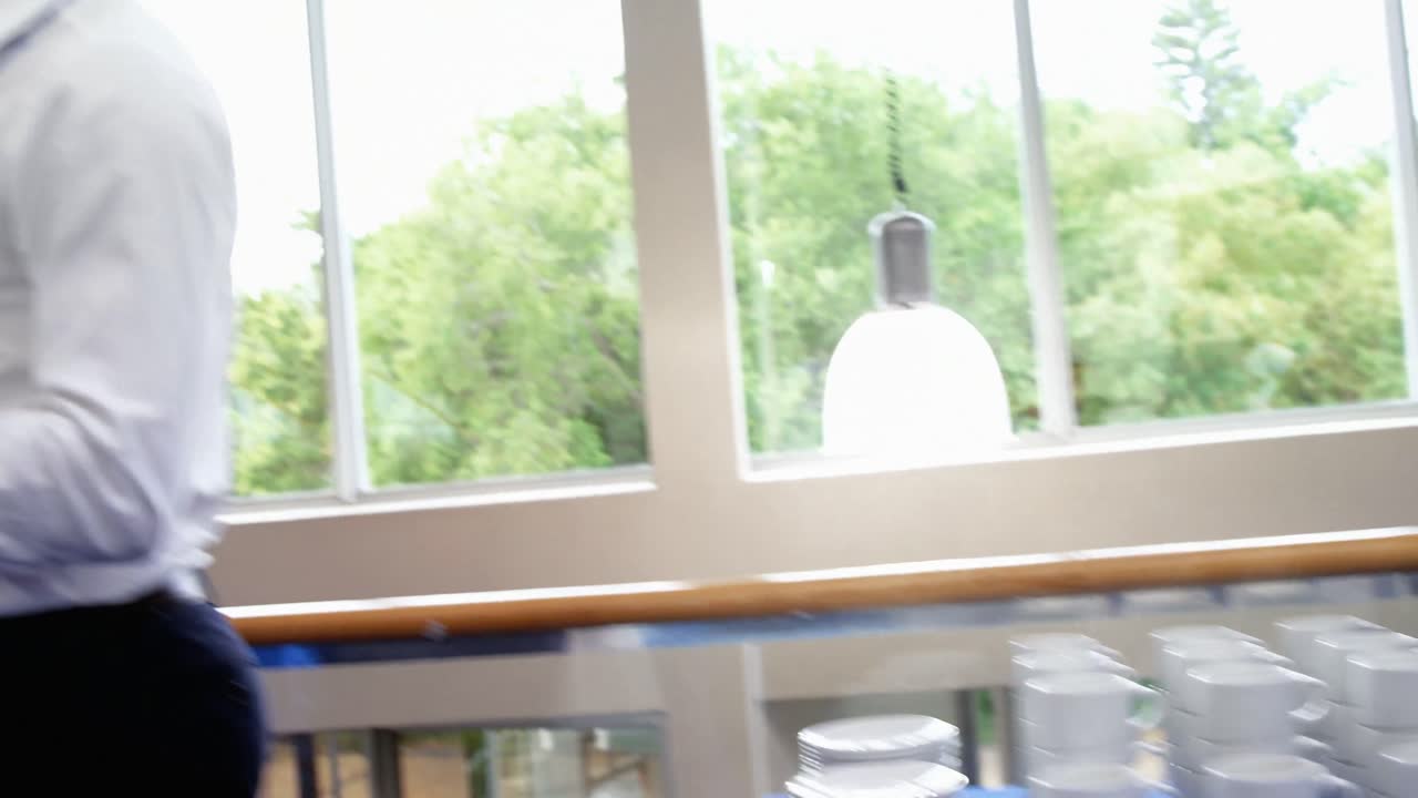 커피를 마시면서 서로 소통하는 비즈니스 임원들