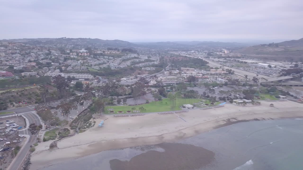 우울하고 흐린 오후에 남부 캘리포니아의 태평양 연안을 따라 항공 영상