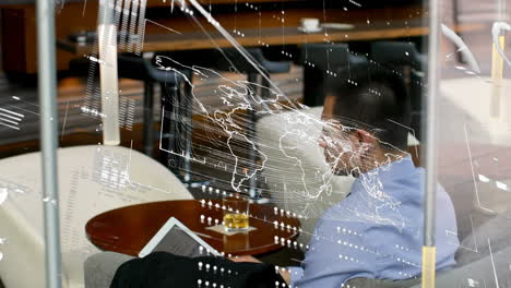 animación del procesamiento de datos financieros sobre hombre de negocios biracial