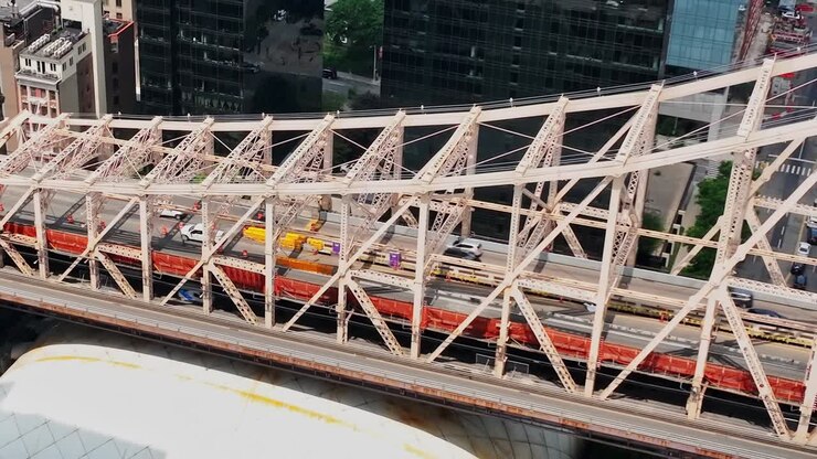 Drohnenaufnahme des geschäftigen Verkehrs auf der Queensboro Bridge in New York City