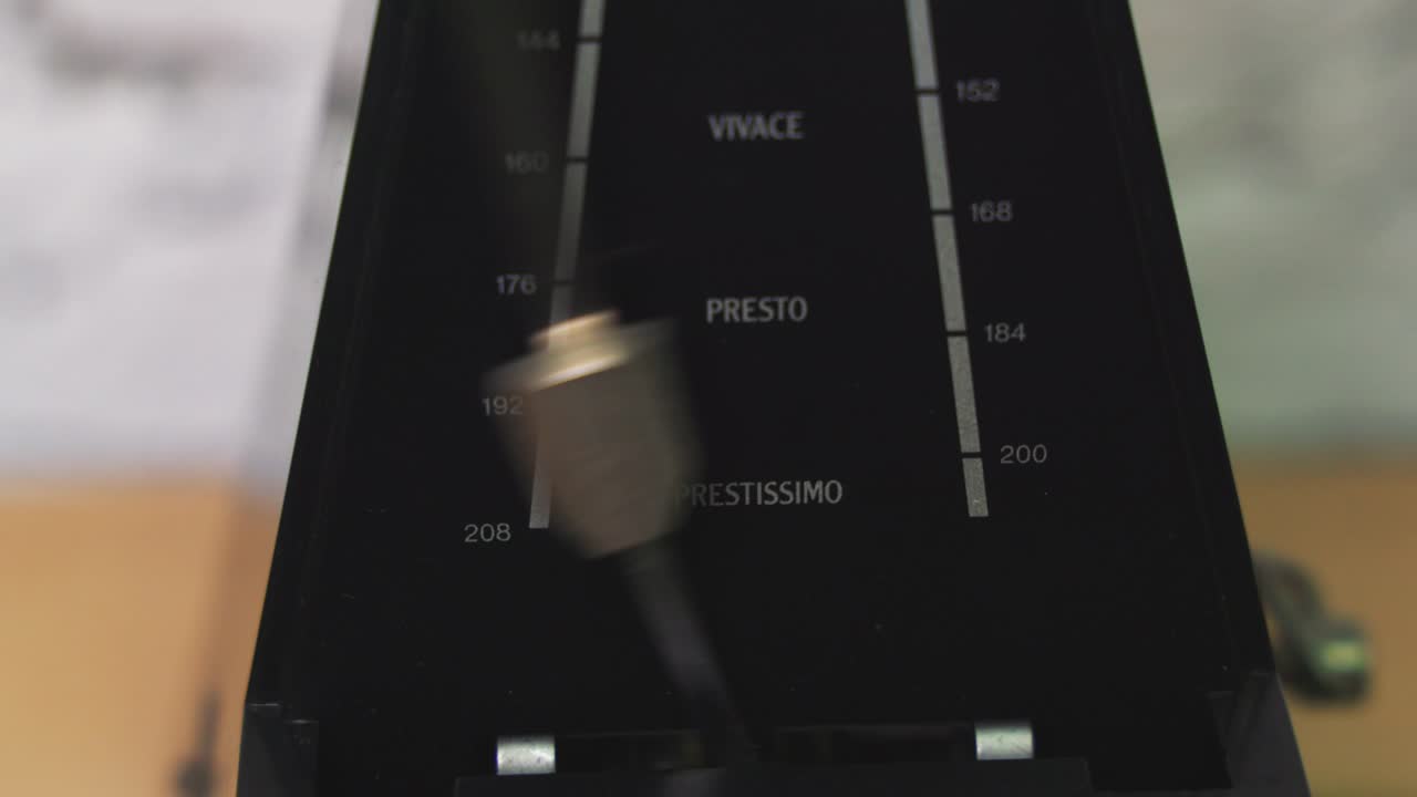 metrónomo antiguo con péndulo en cámara lenta. estilo clásico de madera vintage. equipo de música, ritmo, mecanismo de ritmo. imágenes de video en 4k