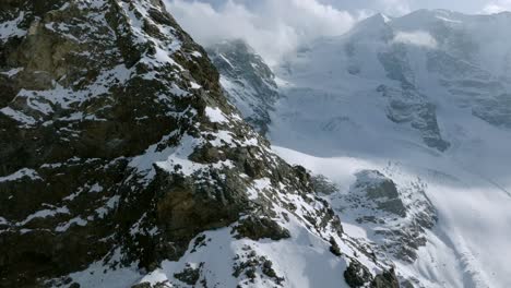 Langsam-Offenbaren-Sich-Der-Diavolezza-Gletscher-Und-Der-Piz-Bernina-In-Der-Schweiz-Im-Winter