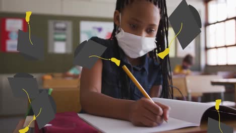 Abschlusshut-Symbole-Gegen-Afroamerikanisches-Mädchen-Mit-Gesichtsmaske,-Das-In-Der-Grundschule-Studiert