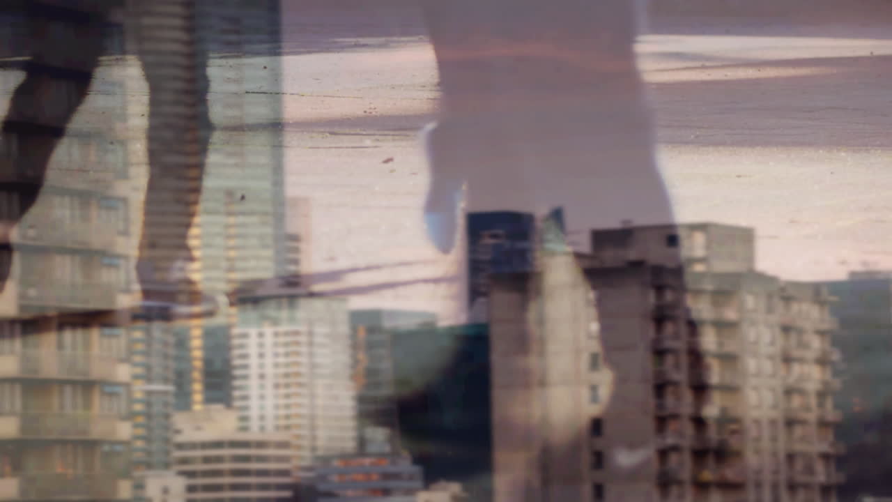 높은 건물에 맞서 거리에서  ⁇ 고 있는 낮은 계층의 사람들의 디지털 구성