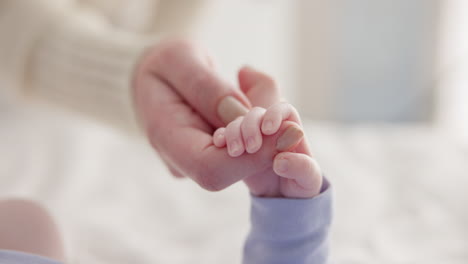 dormir, la familia y tomar de la mano con el bebé