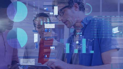 animación de datos financieros y gráficos sobre diversos compañeros de trabajo en la oficina