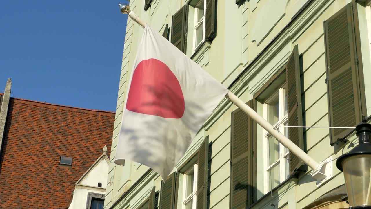 bandera japonesa en el edificio