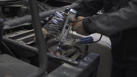 mecánico de reparación de baterías de camiones