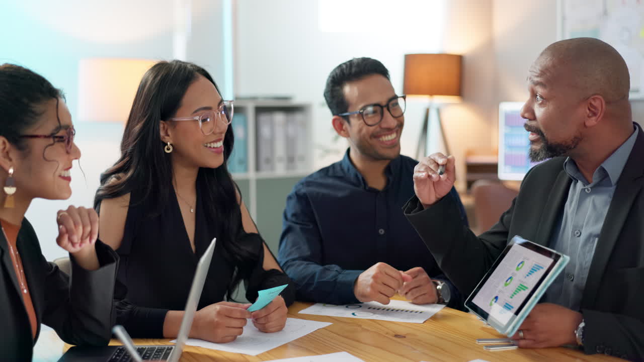 gerente, tableta y reunión para la estrategia en la oficina