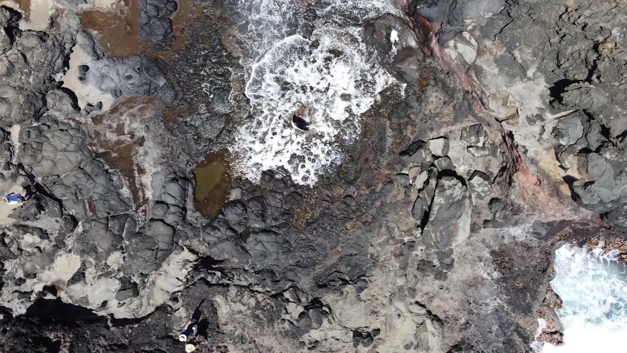 крупный план гавайской скважины, извергающей воду в небо