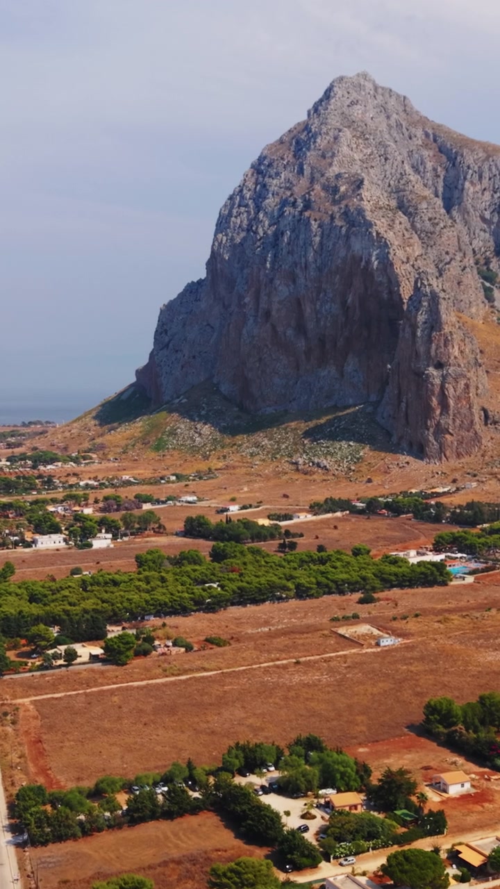Dron vertical sobrevuela la campiña siciliana y se inclina hacia Monte Mónaco