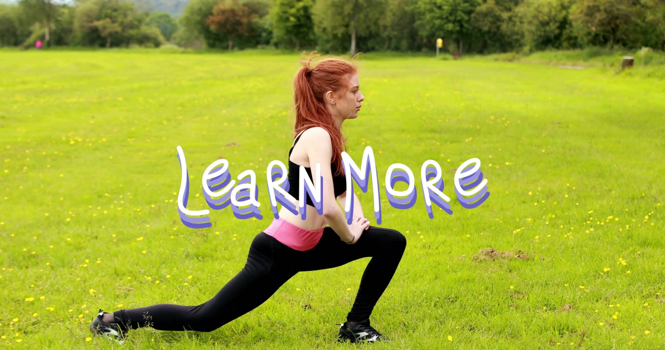 Vrouw die een lunge doet in een weide, met een 'Meer informatie'-grafiek die zich centreert over het beeld en een overlay die verandert voor fitness.