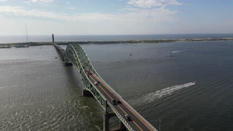 una vista aérea del puente de entrada de la isla de fuego en un hermoso día