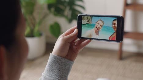 mujer joven chateando en video usando un teléfono inteligente amigos felices en una playa de vacaciones en italia compartiendo experiencia de viaje divirtiéndose en vacaciones comunicándose con el teléfono móvil