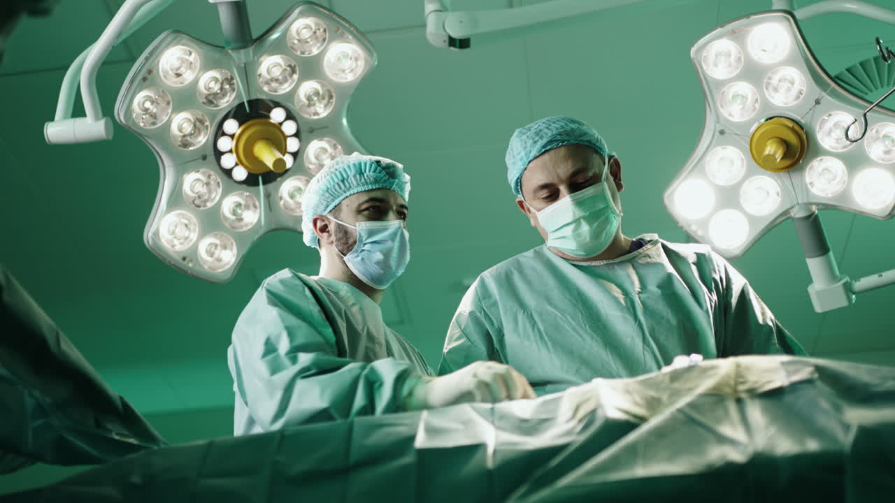 cirujanos en la sala de operaciones