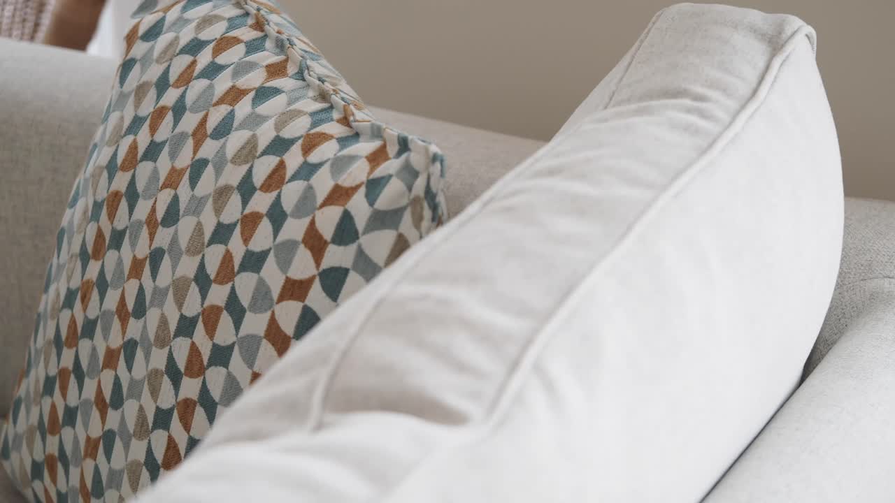 sofá beige con almohadas con patrones