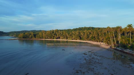 espectacular vista aérea de arriba vuelo bahía de playa natural tailandia, pasarela de madera muelle de madera hora de oro, laguna koh kood 2022