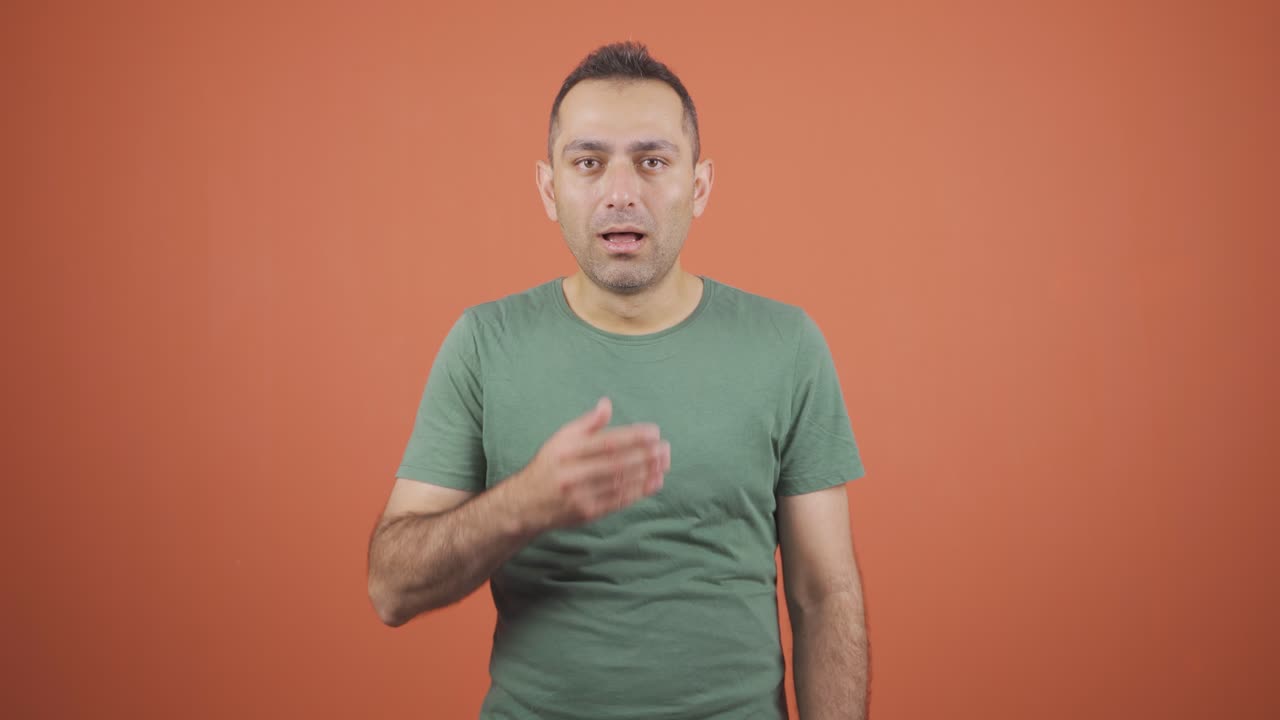 hombre de negocios mirando a la cámara con asombro.