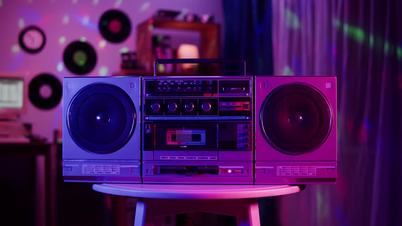 Boombox retrò sotto luce al neon