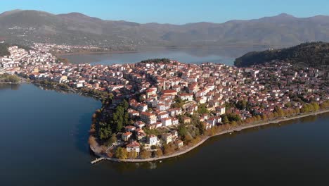 toma panorámica aérea kastoria lago grecia, imágenes de drones 4k