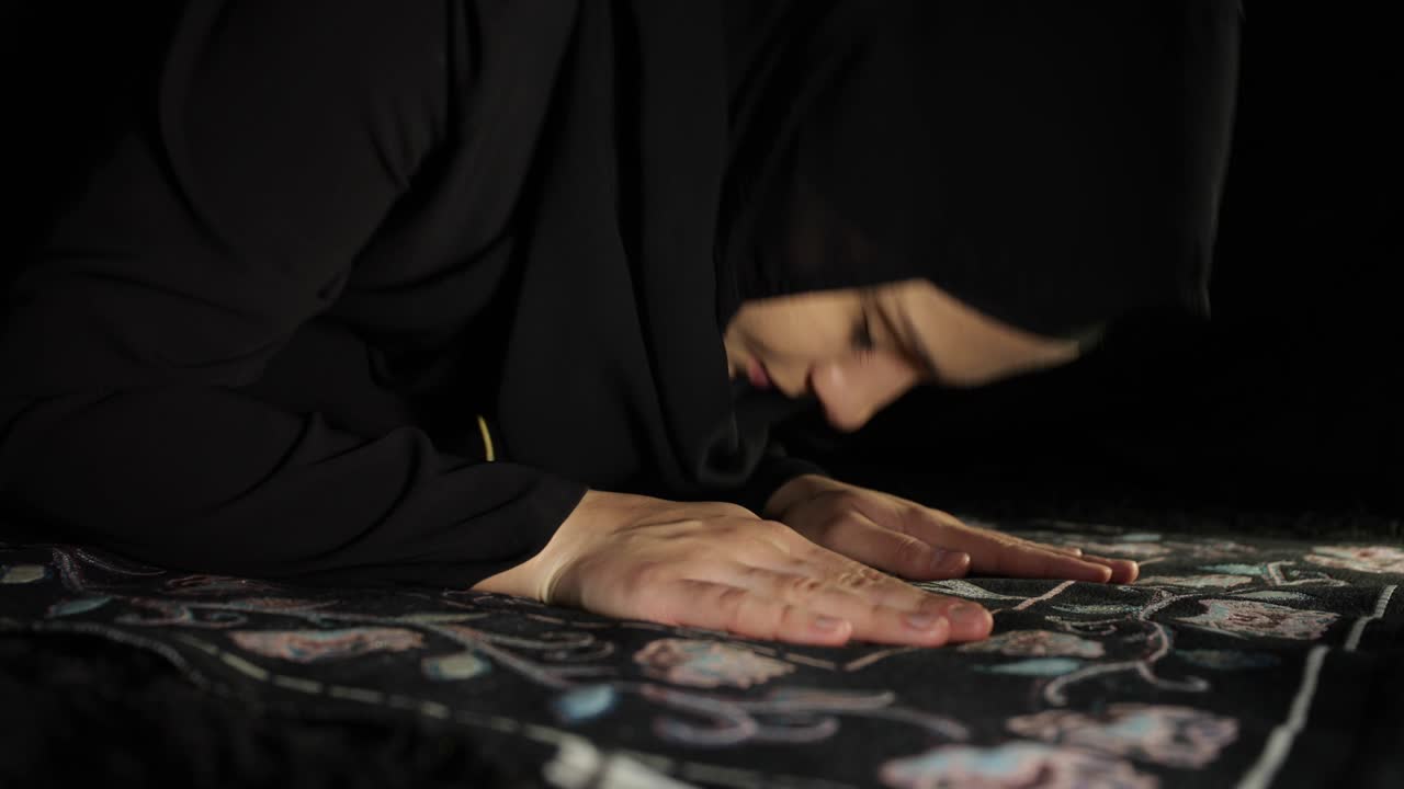 무슬림 여성이 기도하고 드리는 장면