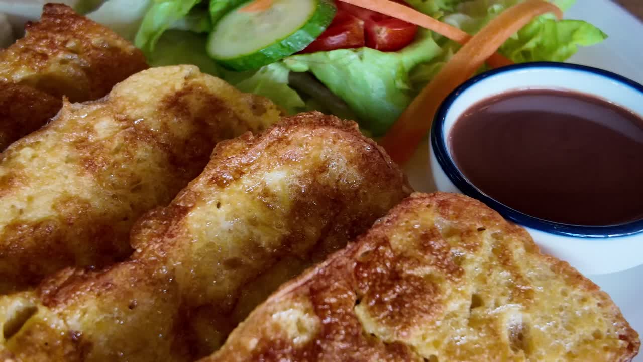 tostadas francesas con ensalada y salsa