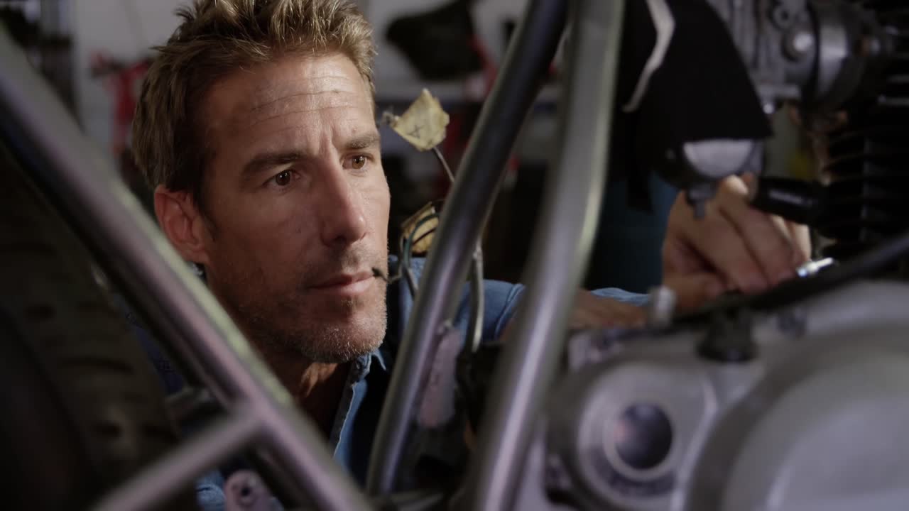 수리 공장에서 오토바이를 수리하는 남성 기계공 4k