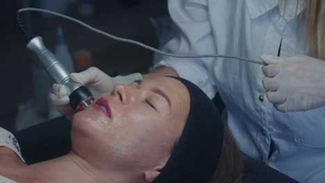 mujer que recibe tratamiento facial