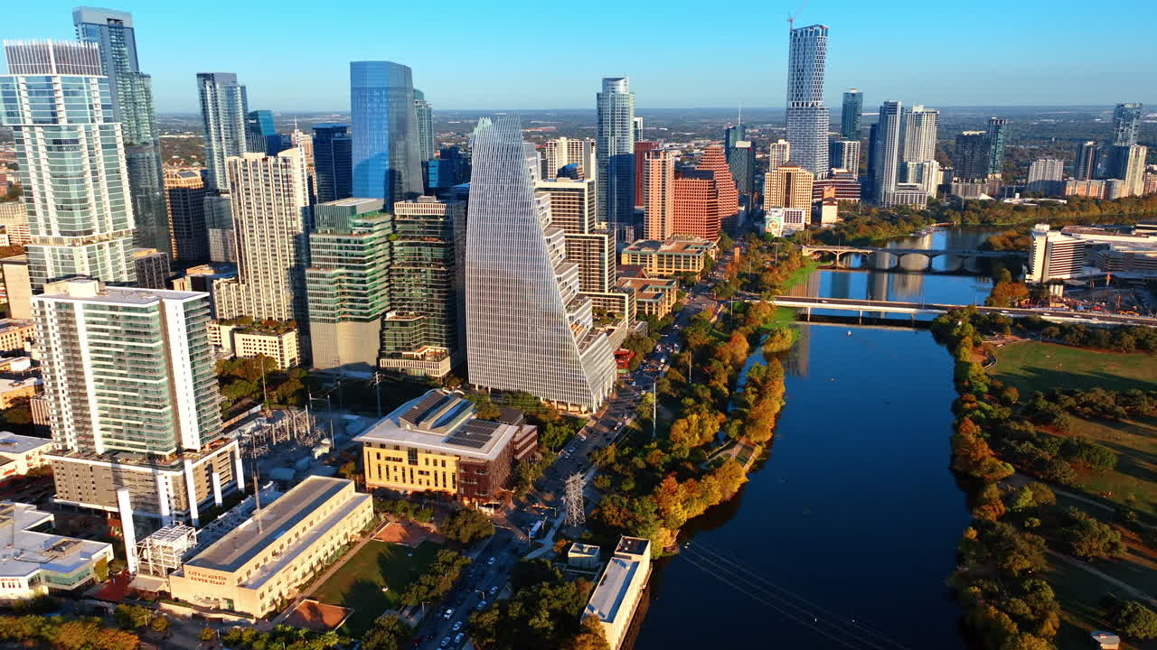Austin, USA, 21. marraskuuta 2025: Lennettäessä Colorado-joen yli ja lähestyttäessä Austinin keskustan pilvenpiirtäjiä, Texasissa, USA:ssa. Auringon valaisema metropolin panoraama auringonlaskun aikaan.
