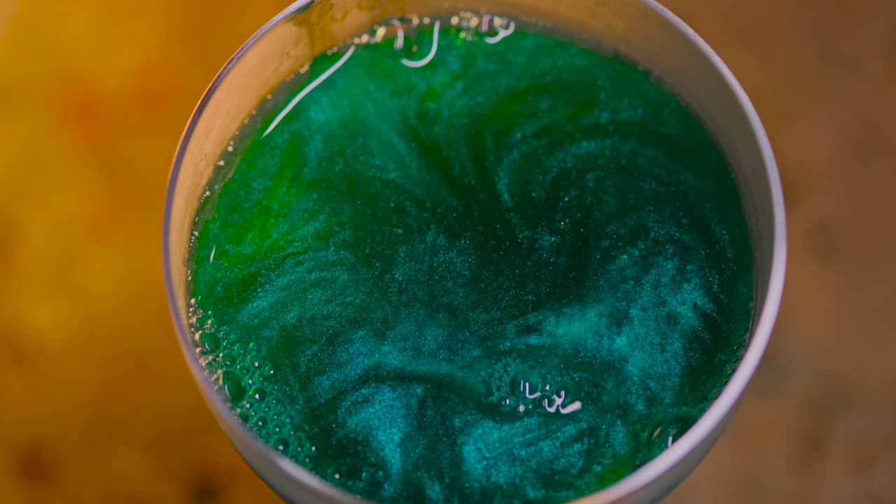 cóctel de brillo verde en un vaso