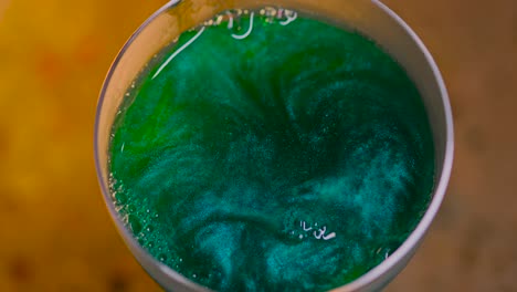 cóctel de brillo verde en un vaso