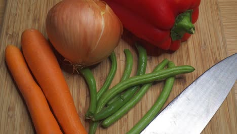 verduras en una tabla de cortar listas para ser cortadas, carro hacia adelante