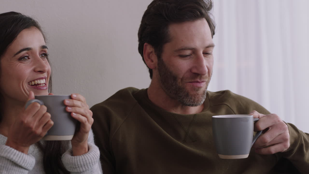 함께 커피를 마시는 친구들, 집에서 휴식을 취하다, 대화를 나누며 주말을 즐기다