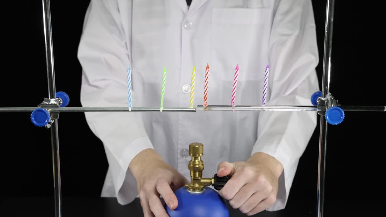 통제된 실험에서 불의 불꽃을 관찰하는 것