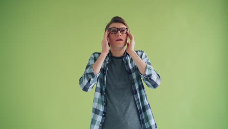 joven estresado con dolor de cabeza