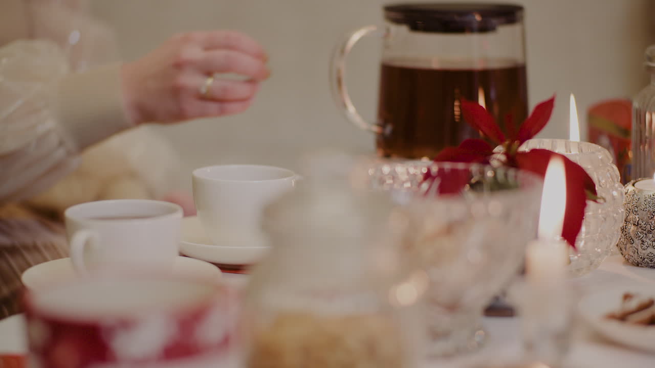 집에서 컵에 블랙 커피를 붓는 여자