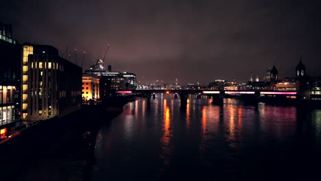 Horizonte-De-Londres-Por-La-Noche,-Vista-De-Los-Edificios-De-La-Ciudad,-Rascacielos-Del-Puente-De-Londres,-Hermosos-Reflejos-De-Luz-En-El-Agua-Del-Río-Támesis