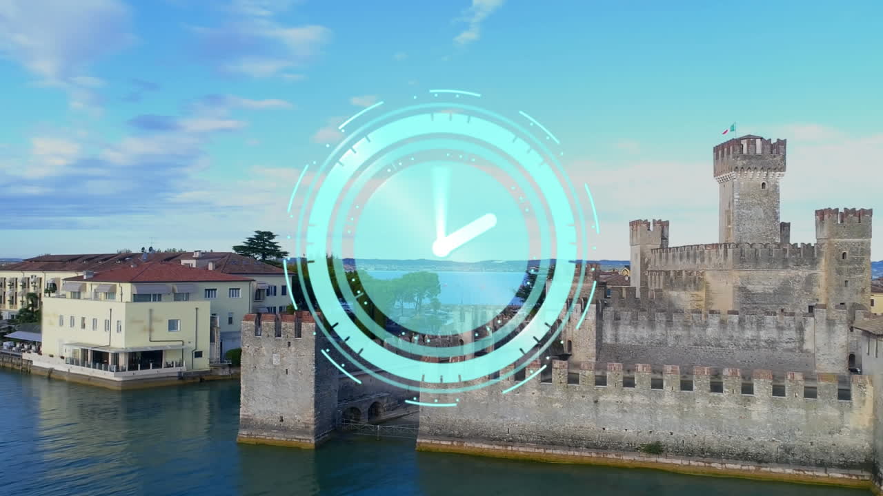 animación de manecillas giratorias en el reloj sobre el antiguo castillo y la costa