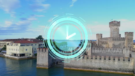 animación de manecillas giratorias en el reloj sobre el antiguo castillo y la costa