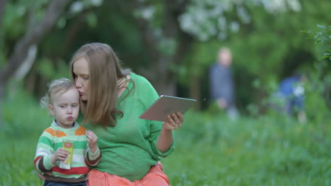 Mujer-Embarazada-Y-Su-Hijo-Con-Tablet-Pc