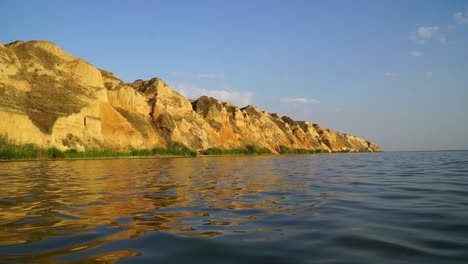 Blick-Auf-Die-Hügel-Vom-Meer