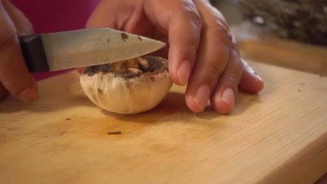 Cabeza-De-Champiñón-Cortada-En-Una-Tabla-Para-Cortar