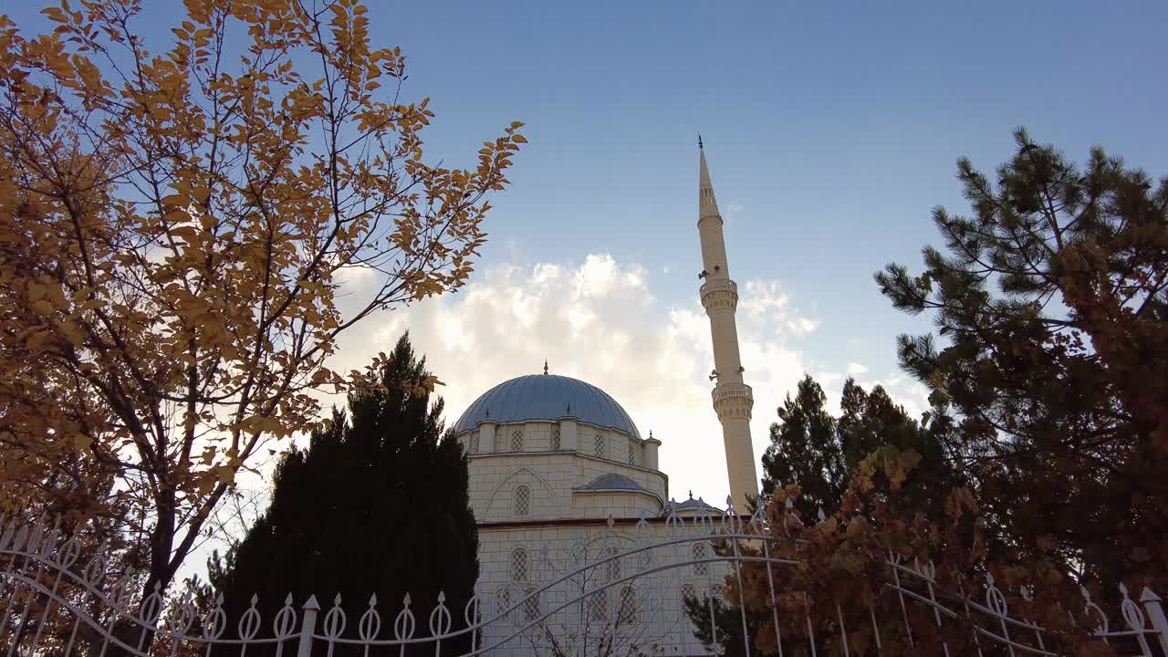 una mezquita con un cielo azul y un solo minarete, una mezquita de barrio en turquía,