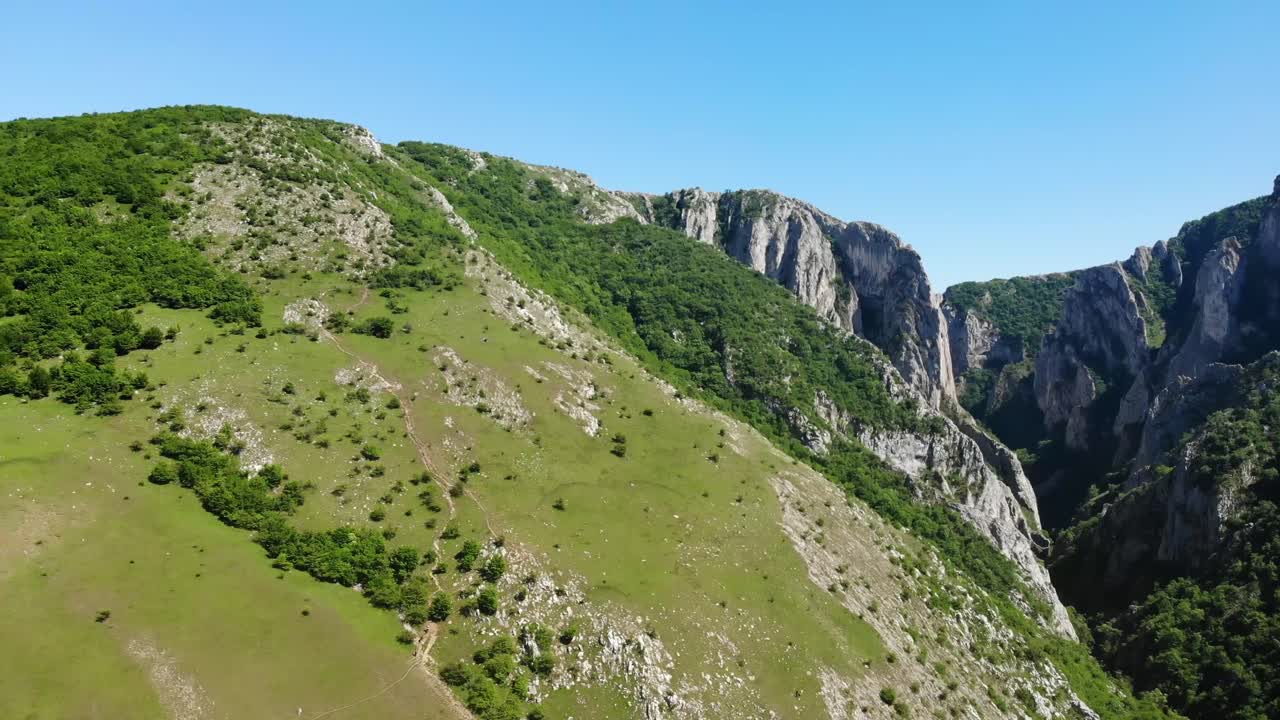 los majestuosos acantilados de turda gorge, una reserva natural en el río hasdate cerca de transilvania, rumania